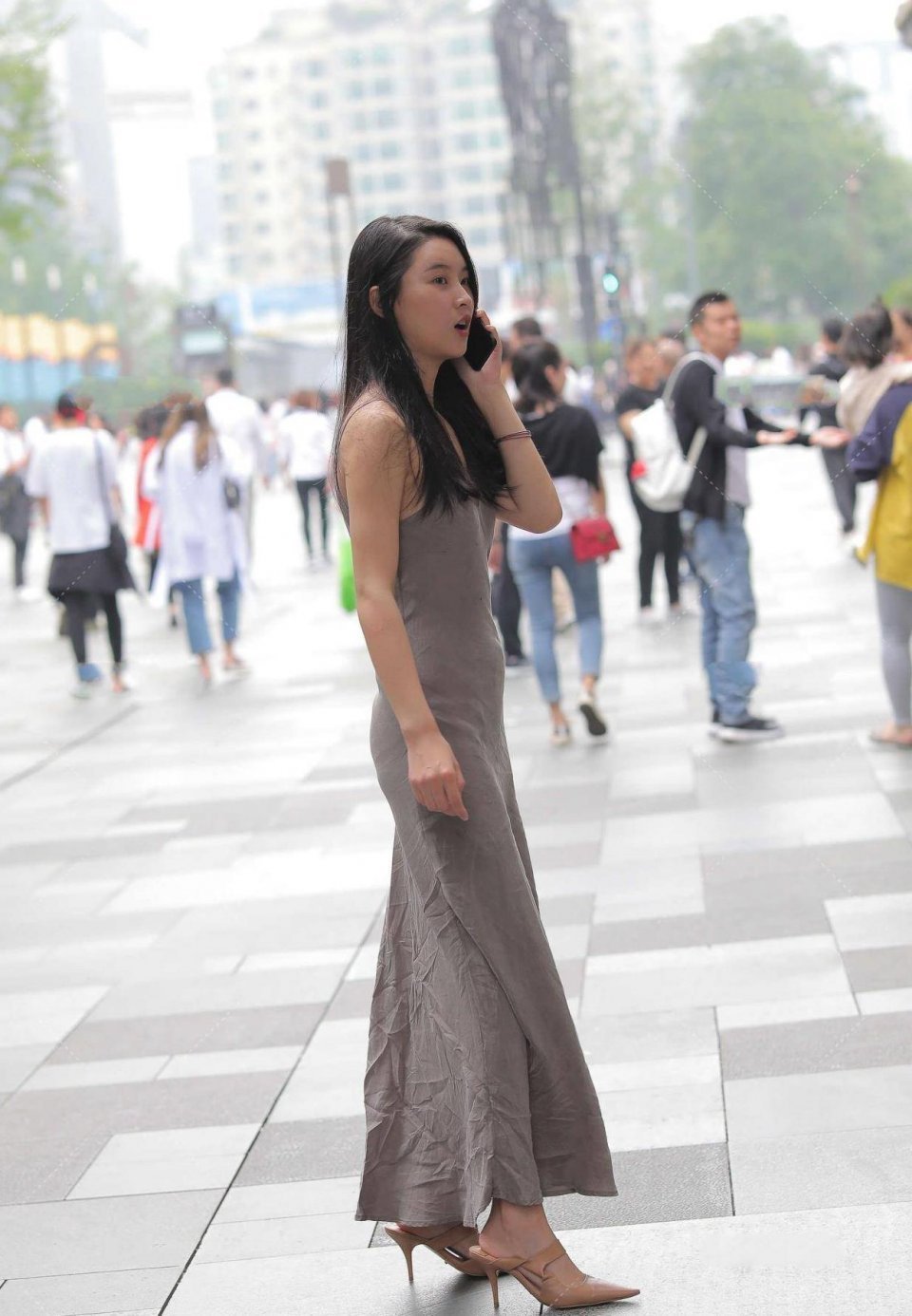 朋友们|美女街拍:非常有气质的气质美女,展现婀娜的身姿,突出身材优势