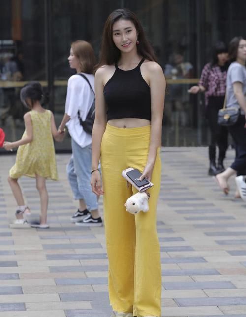 街拍“芒果黄长裤”出街,黑色露脐T恤尽显好身材,忍不住偷瞄