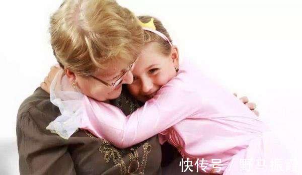 双胞胎|太爷爷遛娃神车火了,双胞胎玩嗨了,网友:再好的玩具车也比不上