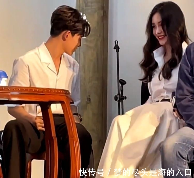 杨颖穿裙子现身发布会,大家坐一起热聊时,谁注意到黄旭熙的举动