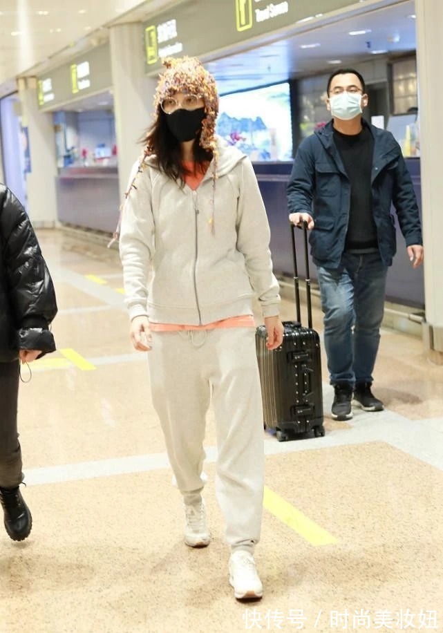 舒适感|何超莲真没“豪门千金”架子,穿紫色运动装走机场,气质仍出众