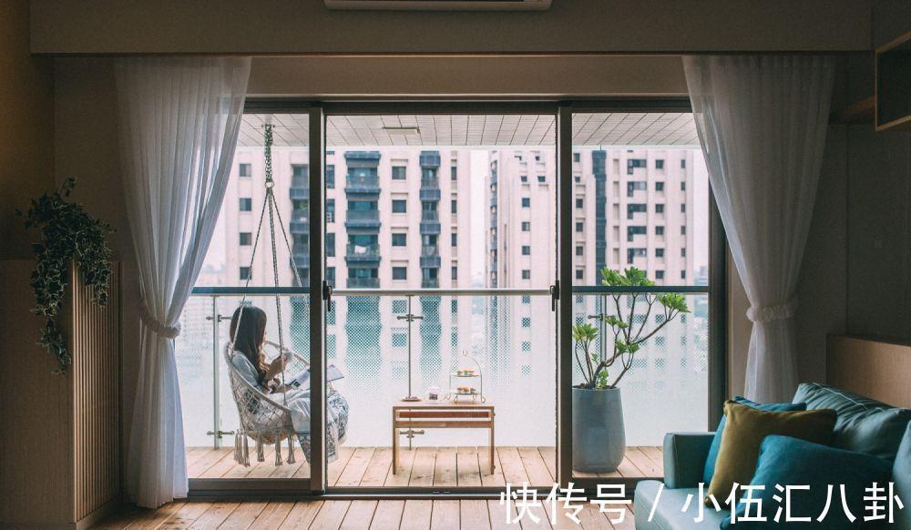 休闲|阳台改成休闲区,又热又晒、还怕漏水?衣服也没地晾?谁说的!
