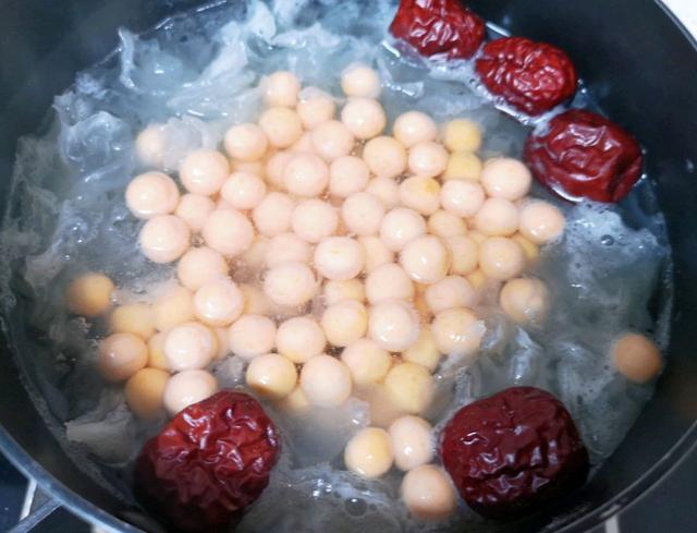 红薯除了蒸煮外,还可以搓成小圆子,加点银耳,好喝的甜品汤