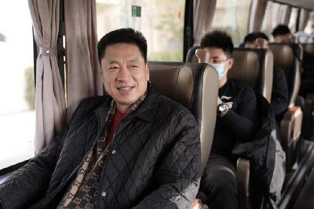 龙狮|上海男篮兵发长春！李春江笑容面满，双外援领衔，迎接甜蜜赛程