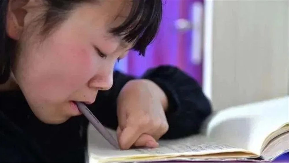  脑瘫|脑瘫女孩咬木棍写小说，十年用嘴敲出200万字，作协：破格吸收