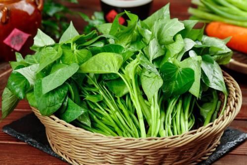 炒红薯叶，有人直接炒，有人先焯水，牢记1窍门，香嫩爽脆不发黑