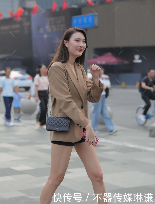 小西装|当休闲西装遇上下装消失穿法，又美又飒，显瘦小心机