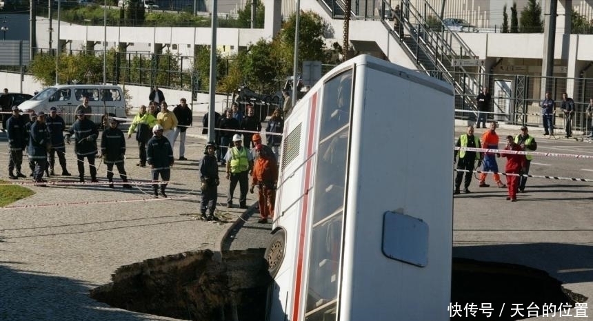 榜首 盘点地球上的十个“超级大坑”,我国位列榜首!