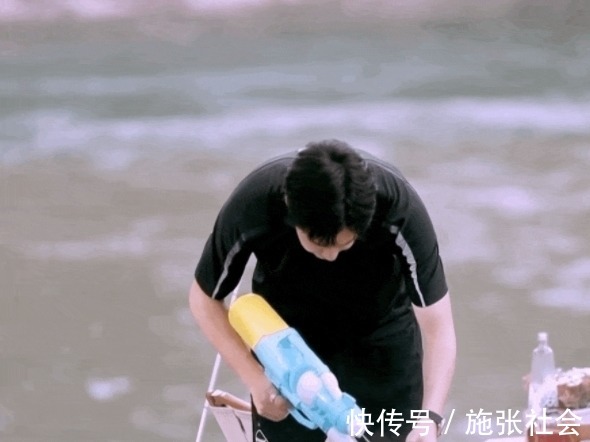 面對清澈的溪流，王一博把“無心做菜，只想下水”寫在了臉上