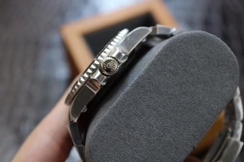 元时腕表：佩戴潜水腕表，劳力士黑水鬼跟欧米茄海马怎么搭配？