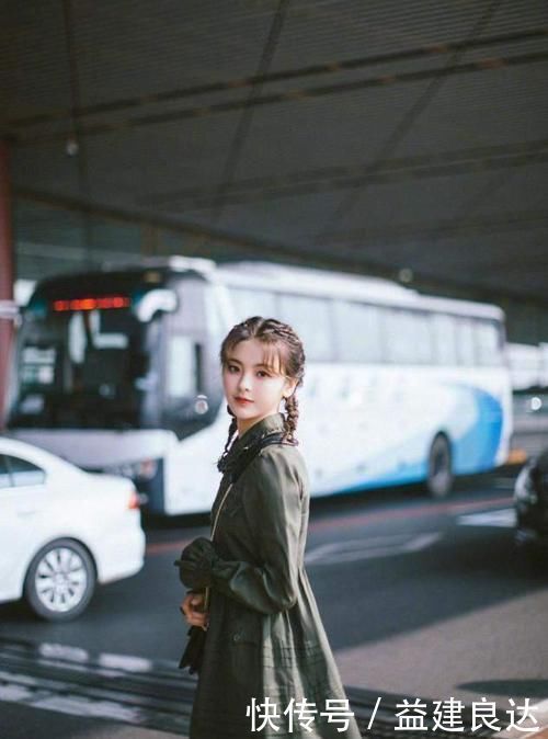 脸小|丸子头已经不流行了,今年这5种“发型”是真火,简单大方显脸小