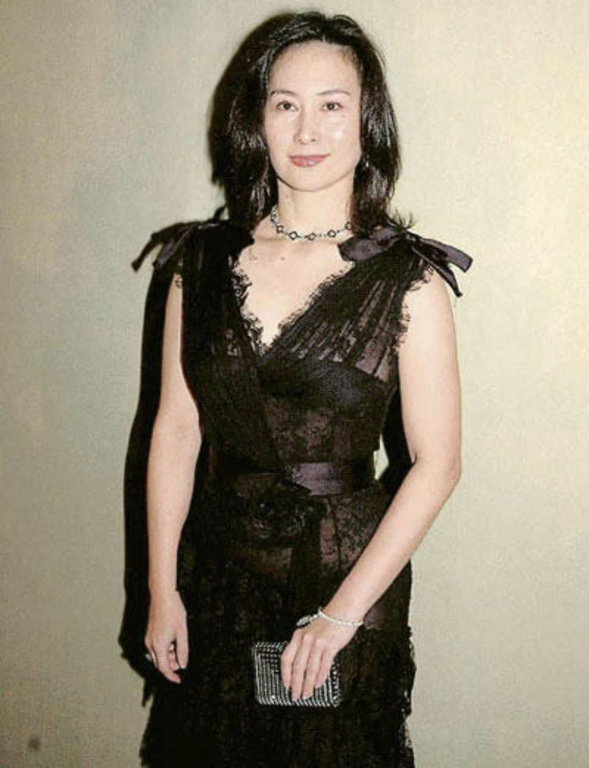 利落|何超琼不愧是“名门闺秀”，粉色上衣配短裤利落大气，减龄优雅