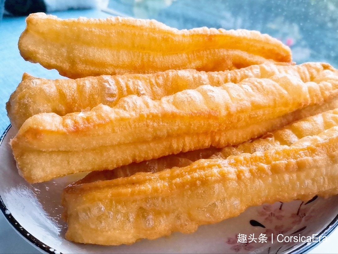 炸油条用放酵母吗教你正确的做法,出锅金黄酥脆,放凉了也不硬