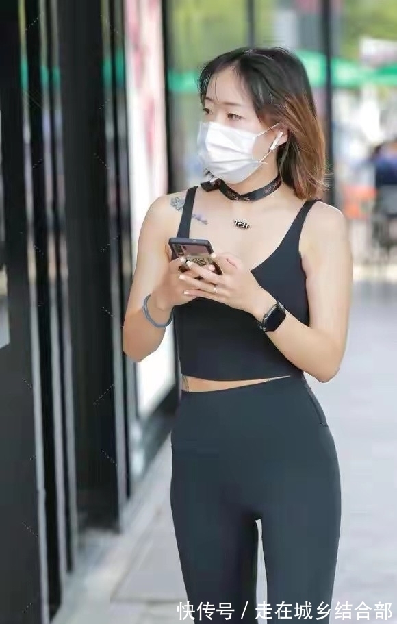 运动风格 运动背心搭配黑色瑜伽裤,时尚冷艳又霸气十足,吸睛又时髦
