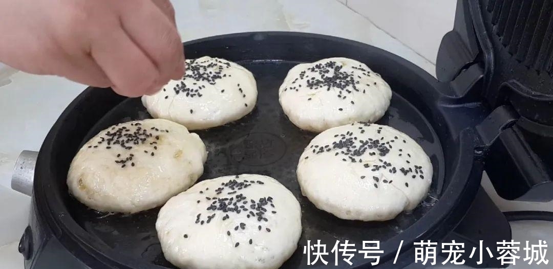 面粉这样做才好吃，加几勺白糖，外皮焦脆又营养，出锅孩子抢着吃