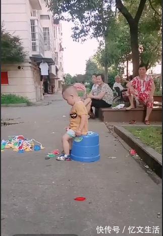家长|奶奶式带娃引围观，只用一根扫把降服“熊孩子”，比年轻人还会玩