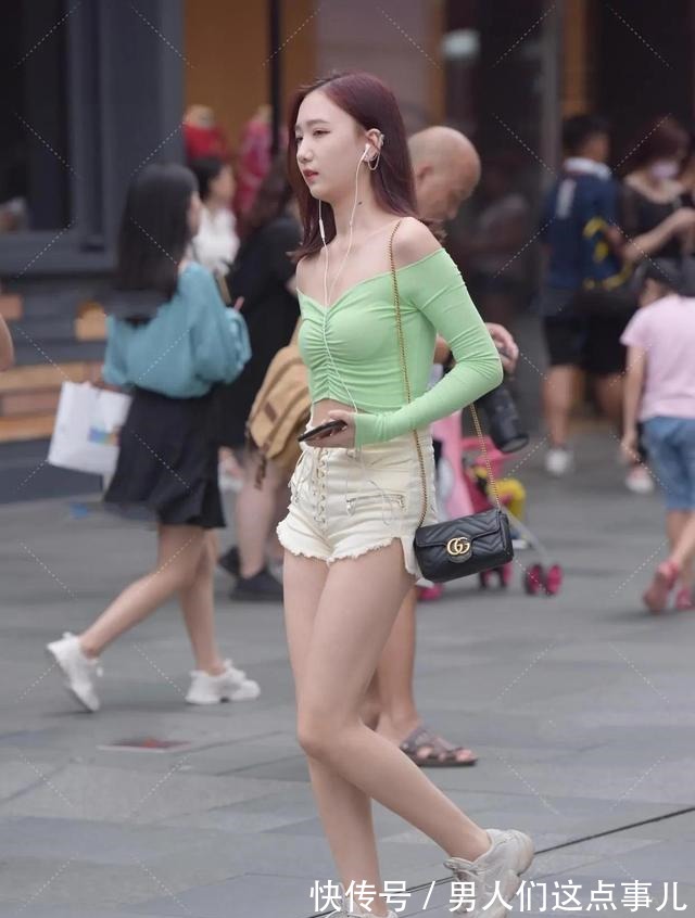 浅绿色 米白色花边短裤，搭配浅绿色一字肩上衣，俏皮可爱很有少女感！