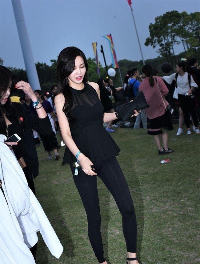 打底裤搭配无袖蕾丝上衣,温婉气质楚楚动人