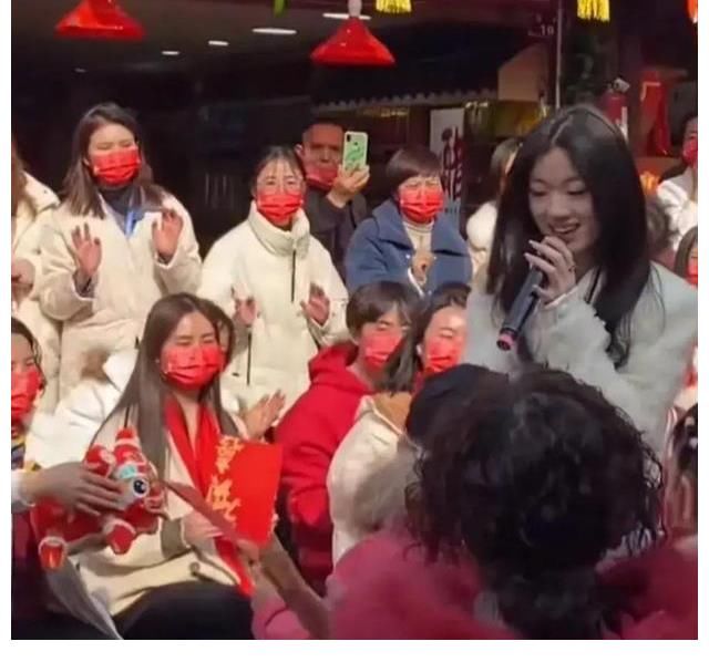 单依纯伍珂玥同框，原来两人都上了央视“小春晚”，未来可期