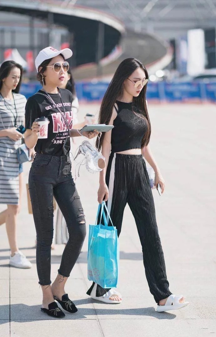 街拍:红黑姐妹花,身穿木耳长裙,展现高挑身段