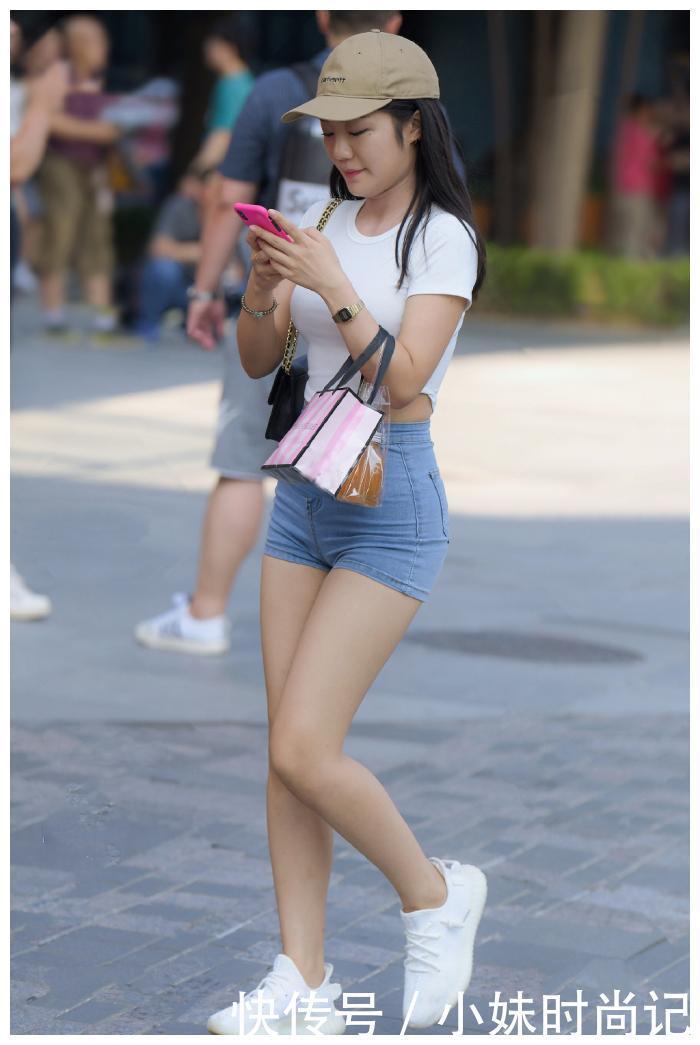 减龄|街拍:气质女生的休闲穿搭示范, 减龄又好看, 满满的时尚感