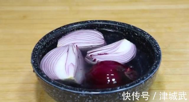 洋葱别总是炒着吃,试试这种新做法,实在太香了,营养开胃又解馋