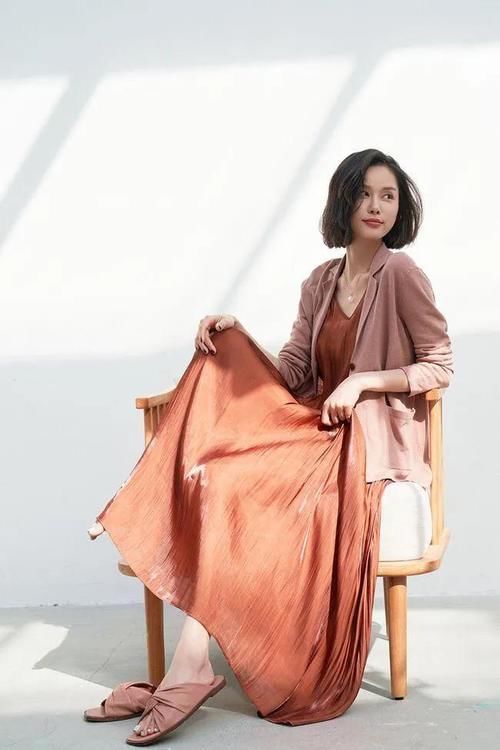 谁说三月太冷不能穿裙子？混搭＋叠穿才是春天裙装的正确开启方式