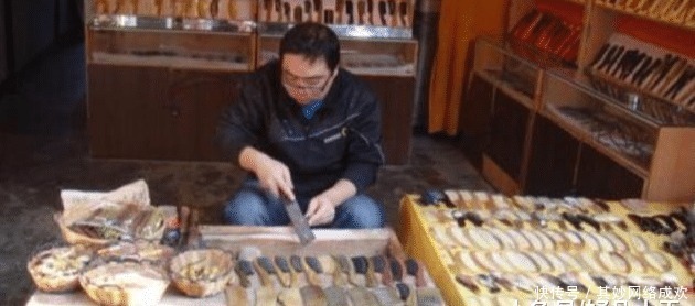 大街上卖的牛角梳究竟是怎么来的？说出来你不敢信