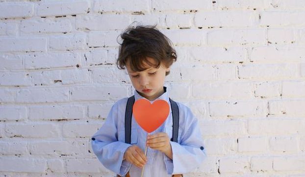 教育|“会撒娇的妈妈真好命”：要想养出暖男儿子，妈妈多撒娇就对了