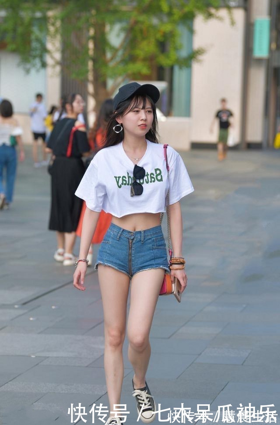 国风裙|街拍,美女迷彩瑜伽裤搭配简单的短袖,撑起了性感身材