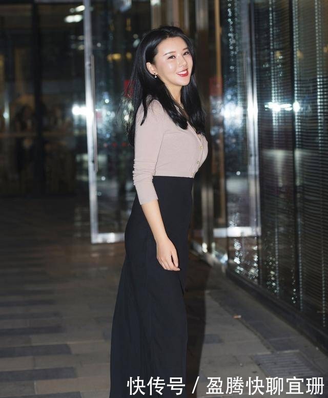 紧身|杏色的开衫,紧身的设计穿出了成熟的美,长发齐肩更是优雅迷人