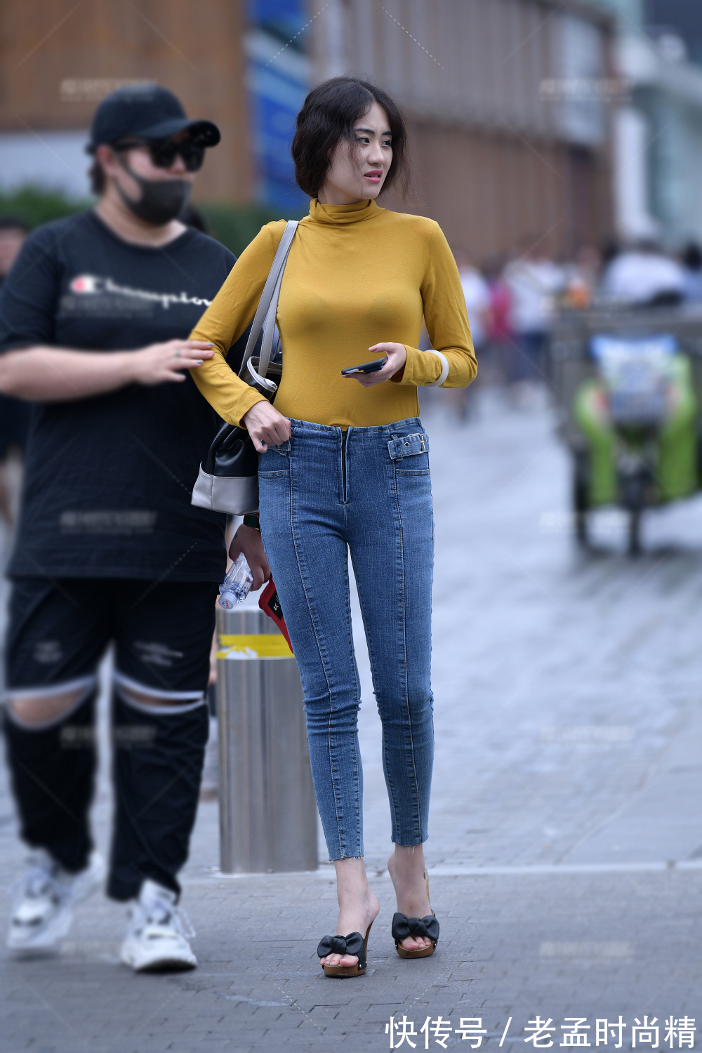 小姐姐|街拍美女:南方秋季的穿搭,打底衫配牛仔裤,简约大方又时髦显气质