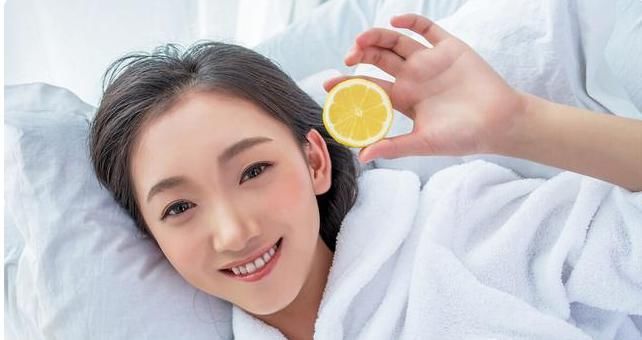 睡眠质量|晚上失眠的人,少碰4物,常食1红,失眠好了脸蛋漂亮