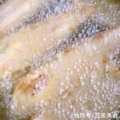 小勺|0失败！！海边人的秘制黄金炸鱼，外酥里嫩上桌秒光