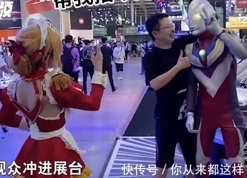 男子|上海某漫展,一位男子的行为令人哭笑不得,网友:他肯定是单身!