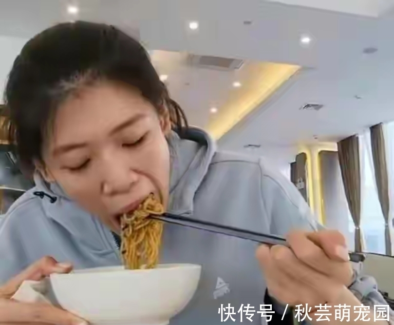 女排|吃肉吃虾喝可乐，李盈莹不受郎平监督放飞自己，女排主攻白减肥了