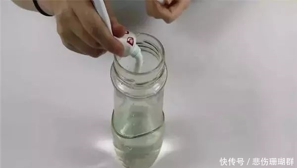 杯子的底部不好清洁,教你一招不用刷,杯子洁净如新!