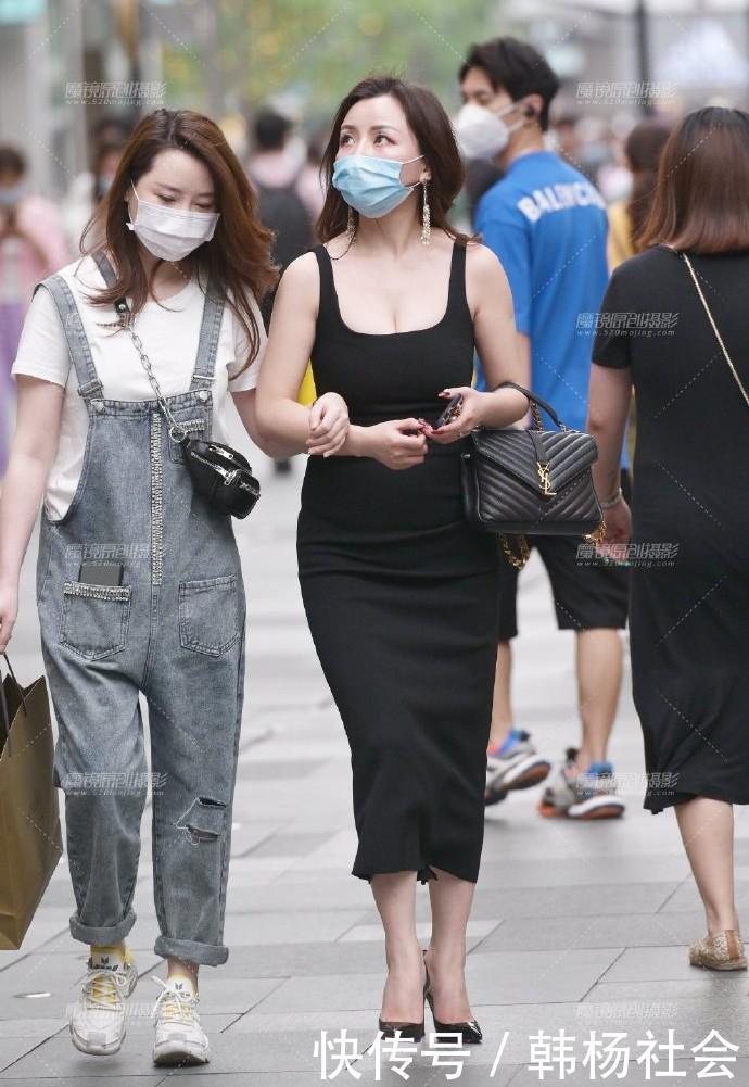 优雅|街拍贵妇姐姐太注重“形象”,选的裙子太窄,优雅的都“迈不开”腿了