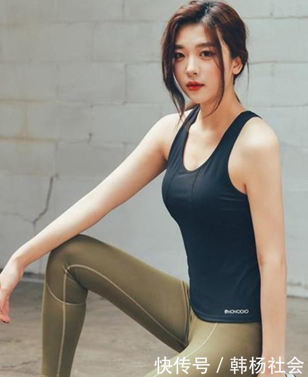 街拍|街拍不管是时尚感，更具有女人味，打底裤设计修饰显眼吸睛