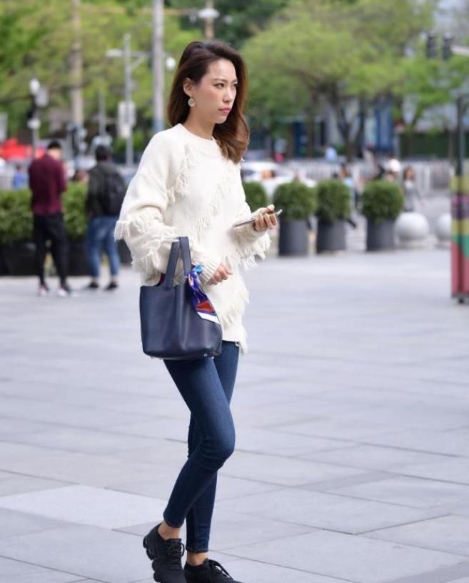 街拍:小姐姐一身黑色连衣裙,复古的款式新颖独特,透出朦胧之美