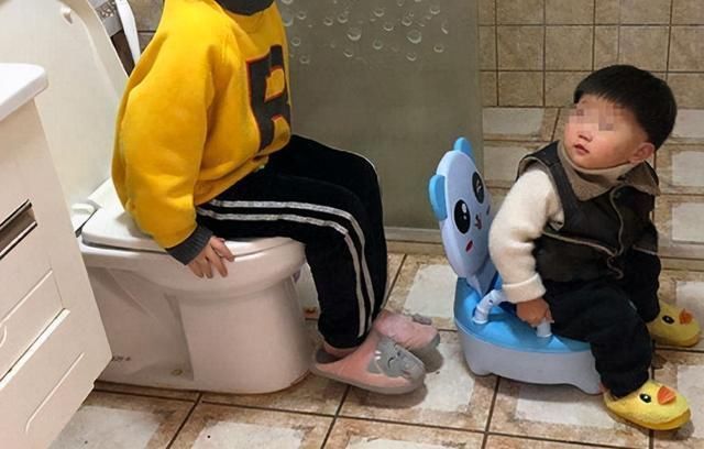 如厕|“为啥孩子不愿在幼儿园拉臭臭”?家长别不当回事,压力让娃焦虑