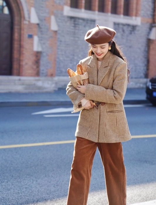 搭配 今年大火的“格纹外套”,比羽绒服还耐穿保暖,洒脱时髦又有气场