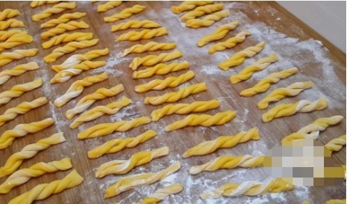 麻花|1个南瓜，2个鸡蛋，不用一滴水，做法比麻花简单，比南瓜饼都好吃