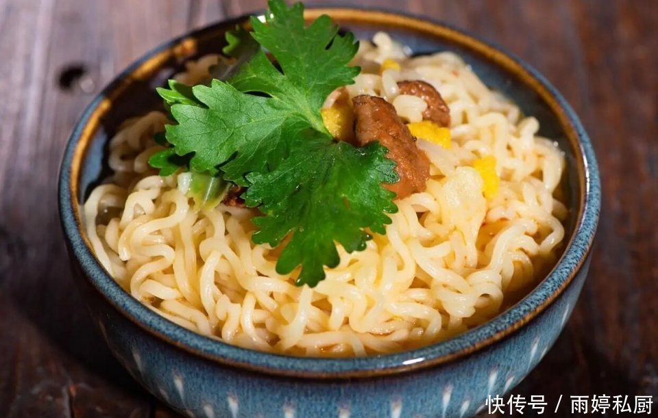 买方便面时,除了康师傅,遇见这4款方便面也尝一尝,错过可惜了