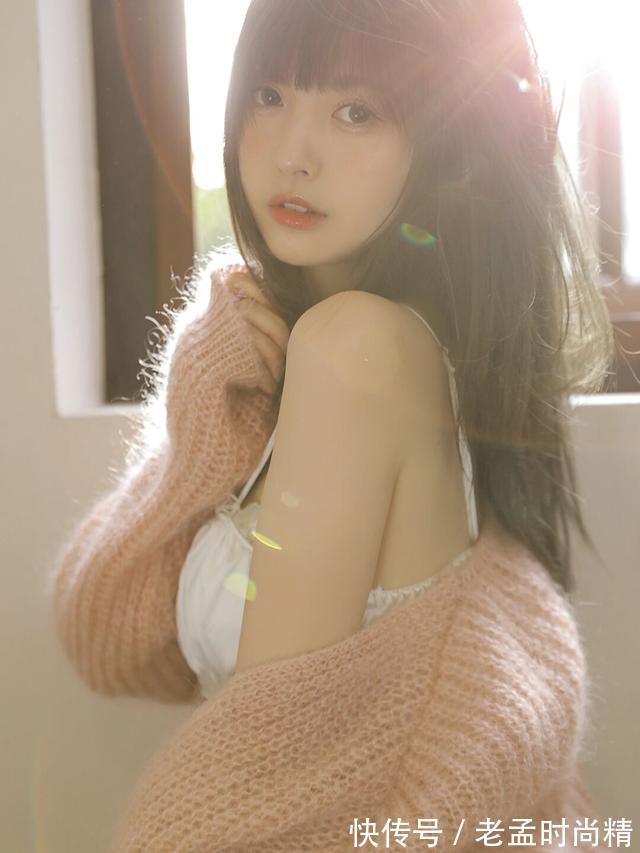 漂亮女人总是喜欢打扮得漂漂亮亮,这件粉色毛衣真好看,清新自然