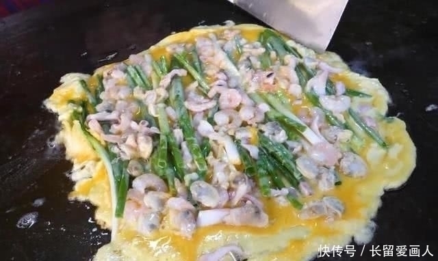 外酥|大妈街边卖“豪华煎饼”，外酥里嫩，料足味美，来吃的都是回头客