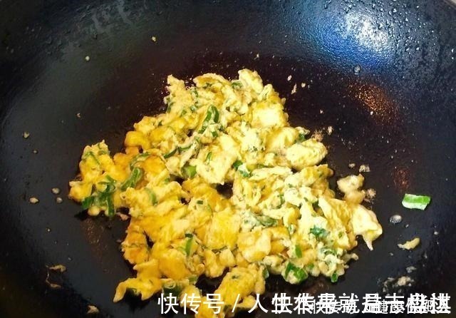 做鸡蛋时,直接下锅难怪难吃,多加这一步,鸡蛋软滑鲜嫩不粘锅