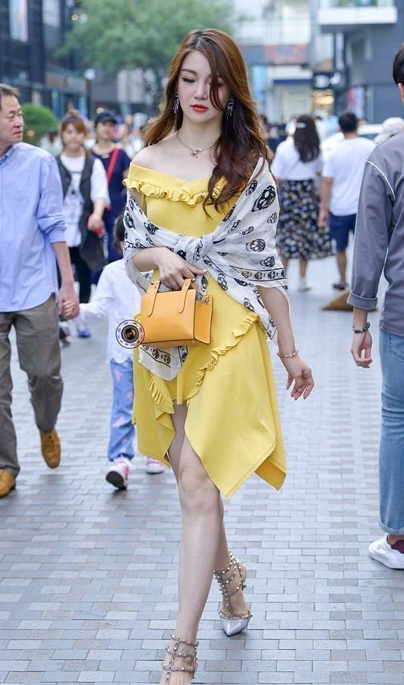美女街拍：女超人姐姐：连衣裙搭配铆钉高跟鞋