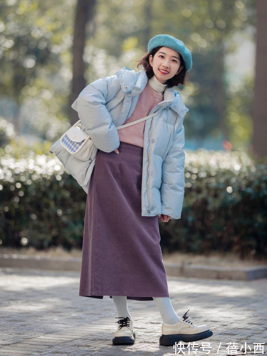 女生 “短羽绒服”才是小个子女生的冬日必备,配半身裙、裤子高级时髦