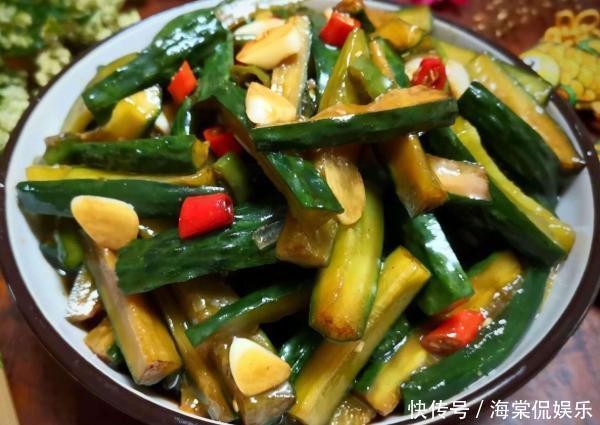 腌黄瓜|腌黄瓜不能直接撒盐，记住个细节，黄瓜更脆更入味，2个月都不坏